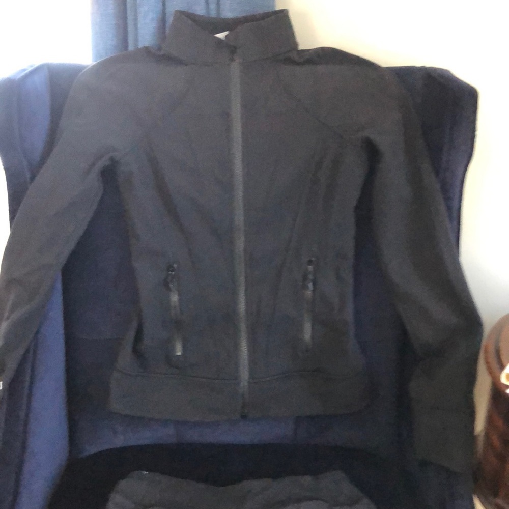 Girls iviva yoga zip up and lined shorts.